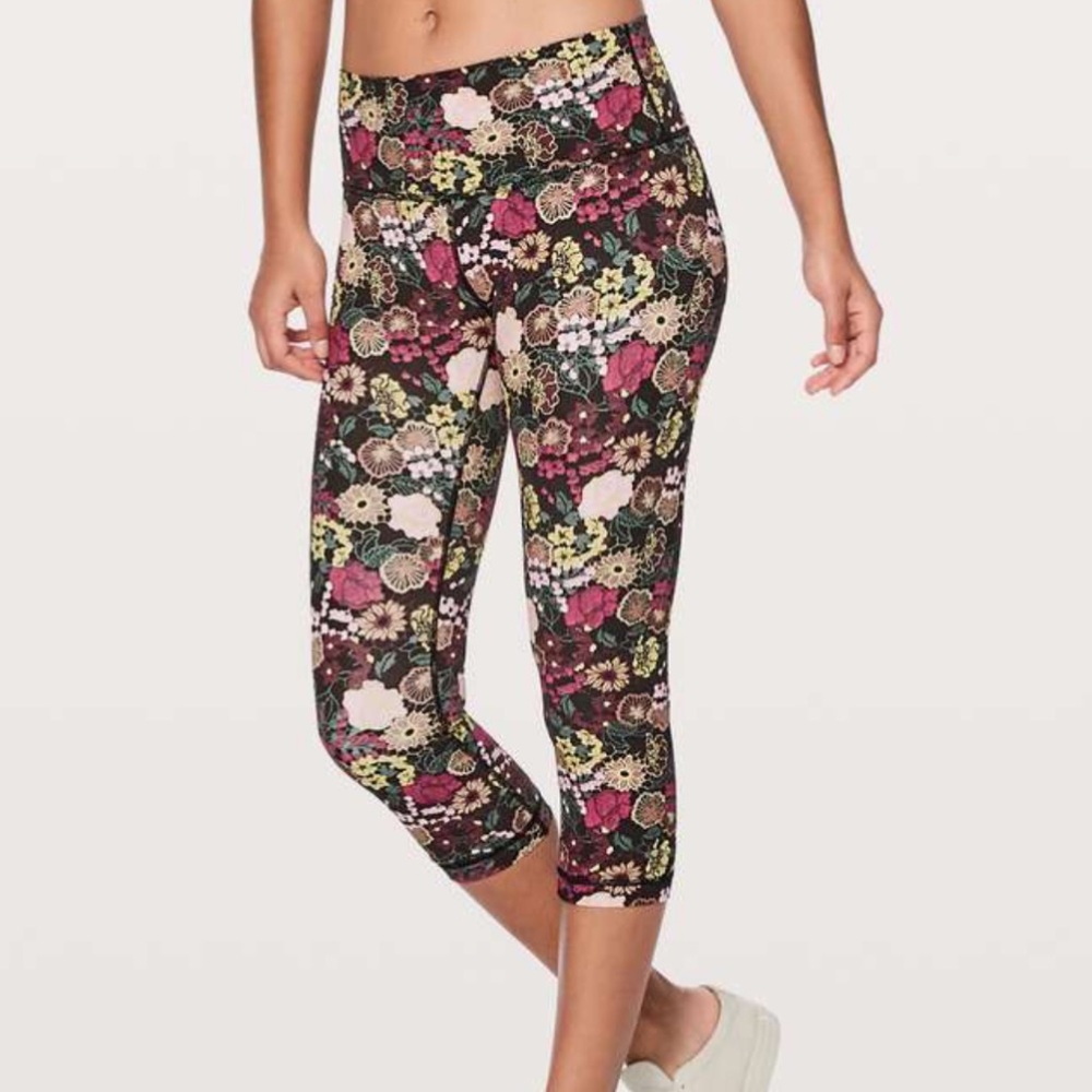 NWOT Lululemon Wunder Under Crop (Hi-Rise) 21" in Fluorolace Multi size 4
